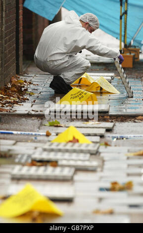 Forensische Polizeibeamte untersuchen die tödlichen Stiche eines unbekannten Mannes, der vermutlich 19 Jahre alt ist, in Alexandra Road, Bedford, Bedfordshire. Stockfoto