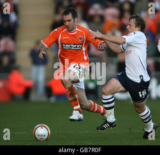 Fußball - Coca-Cola Football League Championship - Blackpool / Preston North End - Bloomfield Road. Gary Taylor-Fletcher von Blackpool und Paul McKenna von Preston North End Stockfoto