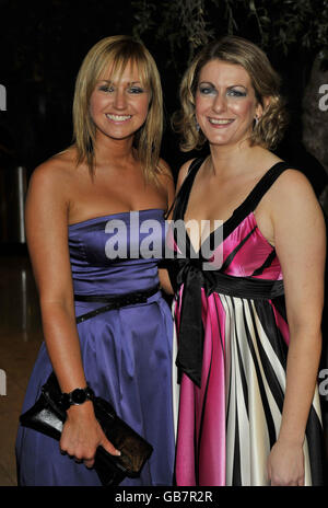 Caroline Hacking (links) und Stacey Antcliff am Getränkepreis der Royal Television Society North West 2008 Awards im Hilton Deansgate Hotel in Manchester. Stockfoto