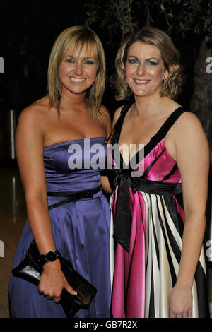 Caroline Hacking (links) und Stacey Antcliff am Getränkepreis der Royal Television Society North West 2008 Awards im Hilton Deansgate Hotel in Manchester. Stockfoto