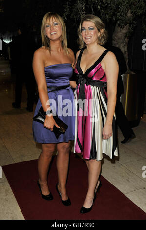 Caroline Hacking (links) und Stacey Antcliff am Getränkepreis der Royal Television Society North West 2008 Awards im Hilton Deansgate Hotel in Manchester. Stockfoto