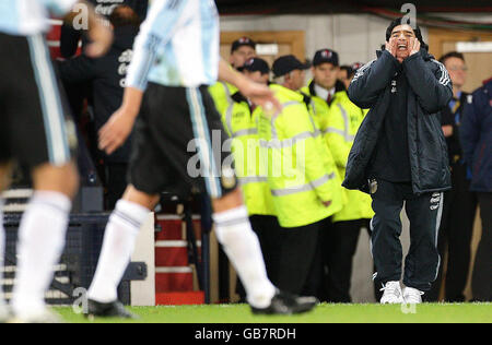 Fußball - Tennent's International Challenge - Schottland / Argentinien - Hampden Park. Argentinien-Manager Diego Maradona beim Tennent's International Challenge Spiel im Hampden Park, Glasgow. Stockfoto