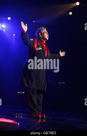 Elton John in Concert - Birmingham. Elton John konzertiert live in der NIA Academy in Birmingham. Stockfoto