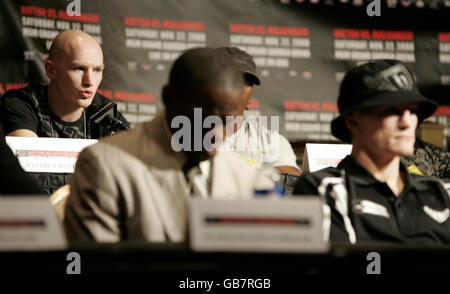 Boxen - Head to Head Pressekonferenz - Ricky Hatton / Paulie Malignaggi - Las Vegas. Matthew Hatton (links) spricht während einer Pressekonferenz im MGM Grand Hotel in Las Vegas, USA, mit den Medien. Stockfoto