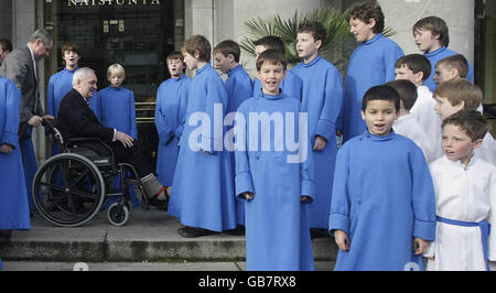 Der ehemalige Taoiseach Bertie Ahern schließt sich dem Palestrina Choir an, um Details ihres Weihnachtsliedkonzerts und ihrer neuen CD in der National Concert Hall in Dublin bekannt zu geben. Stockfoto