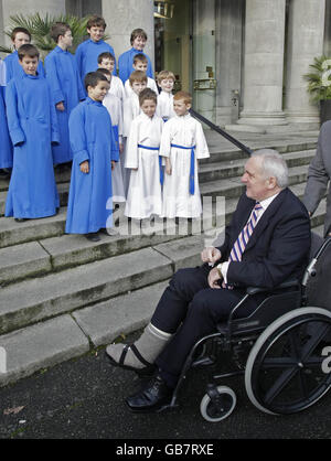 Der ehemalige Taoiseach Bertie Ahern schließt sich dem Palestrina Choir an, um Details ihres Weihnachtsliedkonzerts und ihrer neuen CD in der National Concert Hall in Dublin bekannt zu geben. Stockfoto