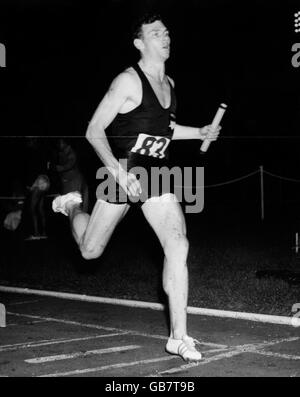 Der Neuseeländer Peter Snell überquert die Linie, um die zu gewinnen 4x880yds für das British Empire und Commonwealth Team Stockfoto