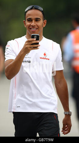 Mercedes McLaren Lewis Hamilton vor dem Großen Preis von Sinopec in der Formel 1 auf dem Shanghai International Circuit, China. Stockfoto