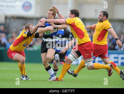 Nick Abendanon von Bath Rugby wird von Adam von Newport Gwent Dragons angegangen Jones Stockfoto