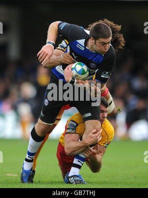 Matt Banahan von Bath Rugby wird von Mark von Newport Gwent Dragons angegangen Stcherbina und Colin Charvis Stockfoto