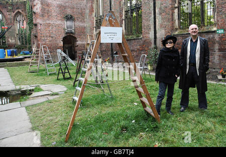 Yoko Ono und Lewis Biggs, Chief Executive der Liverpool Biennale, in den Ruinen der St. Luke's Church Liverpool Looking at Skyliders, Teil des Liverpool Biennial Art Festival. Stockfoto