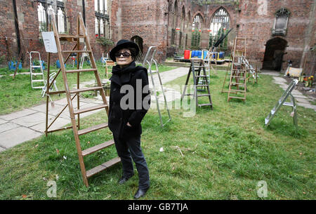 Yoko Ono in den Ruinen der St. Luke's Church Liverpool Blick auf Skyliders, Teil des Liverpool Biennial Art Festival. Stockfoto