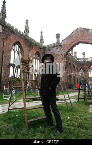 Yoko besucht Skyladders Ausstellung Stockfoto