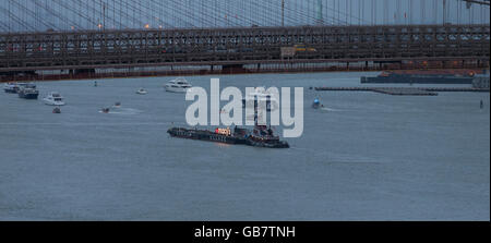 New York, NY USA - 4. Juli 2016: Ansicht des 40. jährliche Macys 4. Juli Feuerwerk Schiff Vorbereitung am East River Stockfoto