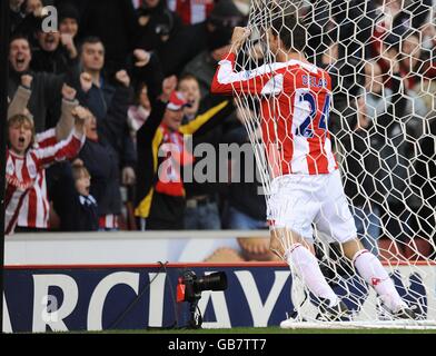 Rory Delap von Stoke City feiert vor dem Haus Fans, nachdem er das zweite Tor seiner Seite erzielt hatte Stockfoto