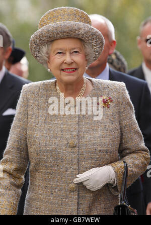 Die britische Königin Elizabeth II. Geht während ihres zweitägigen Staatsbesuchs in Slowenien durch das Zentrum von Ljubljana. Stockfoto