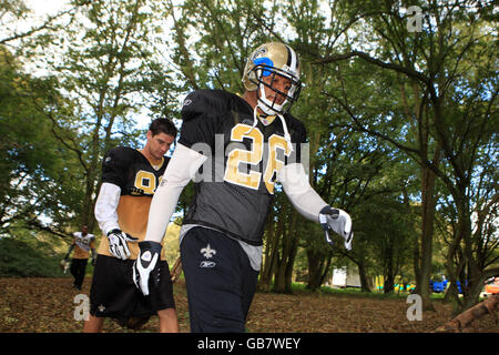 New Orleans Saints' Running Back Deuce McAllister geht zurück zu Das Hotel nach dem Training Stockfoto