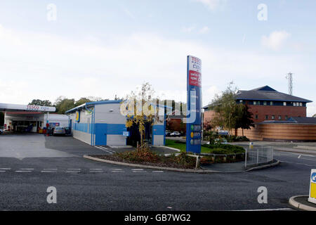 Ein allgemeiner Blick auf die Leyland Polizeiwache, rechts, in Leyland Preston, das gegenüber von einem Tesco Extra Laden liegt. Stockfoto