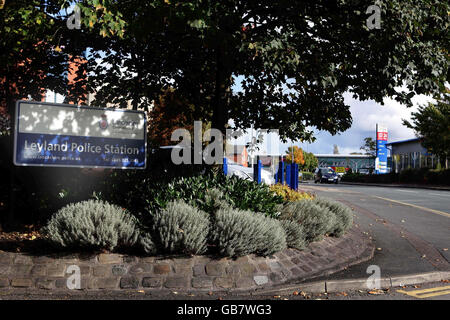 Halbstarke zwingen, Supermarkt, am Freitagabend zu schließen Stockfoto