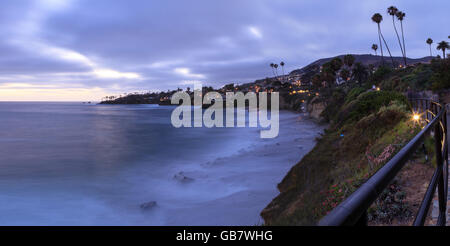 Dunkle Wolken über Divers Cove in Laguna Beach, Kalifornien bei Sonnenuntergang im Sommer. Stockfoto