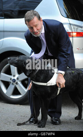 Das ehemalige Kabinettsmitglied David Blunkett kommt in der Downing Street 10 in London an. Stockfoto