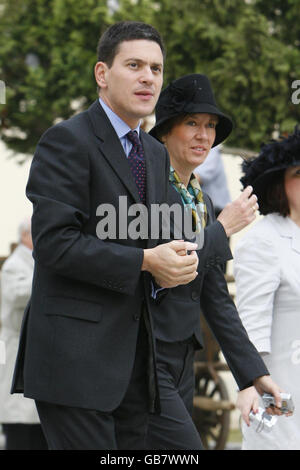 Außenminister David Miliband und seine Frau Louise begleiten die britische Königin Elizabeth II. Und den Herzog von Edinburgh während ihres Staatsbesuches in Slowenien zum Gestüt Lipica. Stockfoto