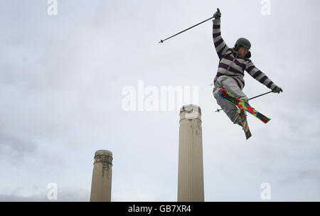 Skifahrer Tad Foster auf der Skipiste im Kraftwerk Battersea in London zum Freeze Snow and Music Festival, das von heute bis Oktober 26 stattfindet. Stockfoto