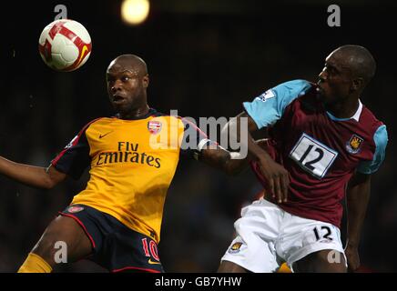 Fußball - Barclays Premier League - West Ham United / Arsenal - Upton Park. Carlton Cole (r) von West Ham United und William Gallas von Arsenal kämpfen um den Ball Stockfoto