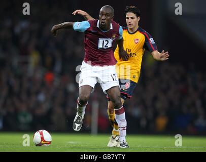 Fußball - Barclays Premier League - West Ham United / Arsenal - Upton Park. Carlton Cole von West Ham United und Francesc Fabregas von Arsenal kämpfen um den Ball Stockfoto