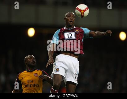 Fußball - Barclays Premier League - West Ham United / Arsenal - Upton Park. Carlton Cole (r) von West Ham United und William Gallas von Arsenal kämpfen um den Ball Stockfoto