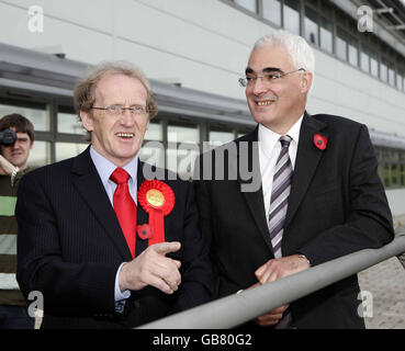 Schatzkanzler Alistair Darling schließt sich dem Labour-Kandidaten Lindsay Roy an der Carnegie School of Access and Communities in Methil, Schottland, an. Stockfoto