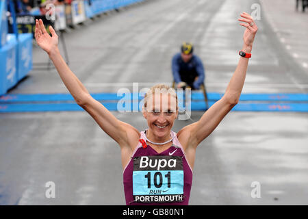 Die britische Paula Radcliffe feiert den Gewinn der Bupa Great South Laufen Stockfoto