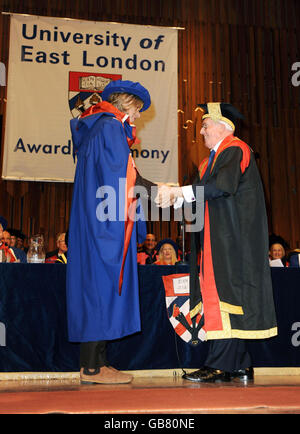 Sir Bob Geldof erhält die Ehrendoktorwürde der University of East London im Barbican Centre im Osten Londons. Stockfoto