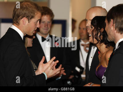 Der britische Prinz William (links) trifft die britische Schauspielerin Gemma Arterton bei der Weltpremiere von „Quantum of Solace“ auf dem Odeon Leicester Square im Zentrum von London. Stockfoto