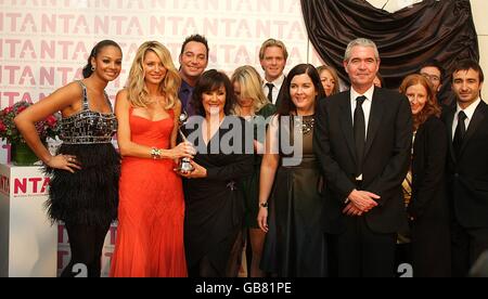 Die Besetzung von Strictly Come Dancing mit dem Preis für die beliebteste Talent Show, bei den National Television Awards 2008 in der Royal Albert Hall, Kensington Gore, SW7. Stockfoto