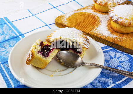 Kleine Torte auf den weißen Teller. Süßes Dessert. Süßes Gebäck. Kleine Kuchen. Pie. Kuchen Marmelade Stockfoto