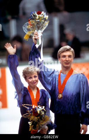 (L-R) die Briten Jayne Torvill und Christopher Dean winken der Menge zu, nachdem sie ihre Goldmedaillen für Ice Dance erhalten hatten Stockfoto