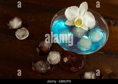 Blue Margarita cocktail Draufsicht. Blue Cocktail. Blue Martini. Blue Hawaiian cocktail Stockfoto