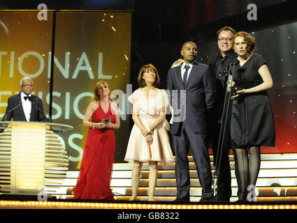 Sir Trevor Macdonald, Sarah Ferguson und die Besetzung von Dr. Who bei den National Television Awards 2008 in der Royal Albert Hall, Kensington Gore, SW7. Stockfoto