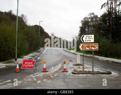 Die Straße B3174, die nach Ottery St Mary, Devon, führt, wurde nach Unwetter gesperrt. Stockfoto