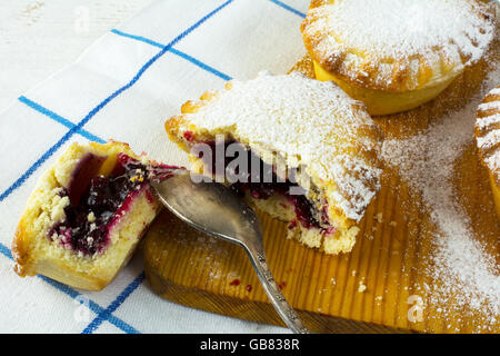 Kleine Kuchen Marmelade, Nahaufnahme. Süßes Dessert. Süßes Gebäck. Kleine Kuchen. Pie. Kuchen Marmelade Stockfoto