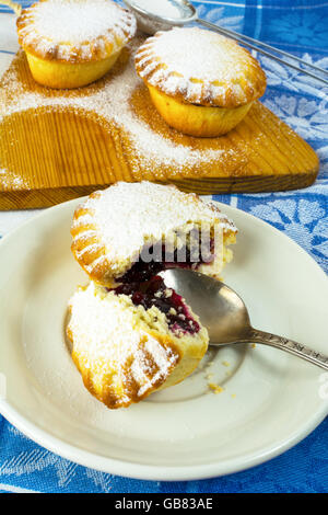 Süße kleine Kuchen auf den weißen Teller. Süßes Dessert. Süßes Gebäck. Kleine Kuchen. Pie. Kuchen Marmelade Stockfoto