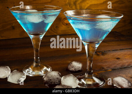 Zwei blaue Cocktails in Gläsern auf dunklem Holz. Blue Martini. Blue Hawaiian cocktail Stockfoto