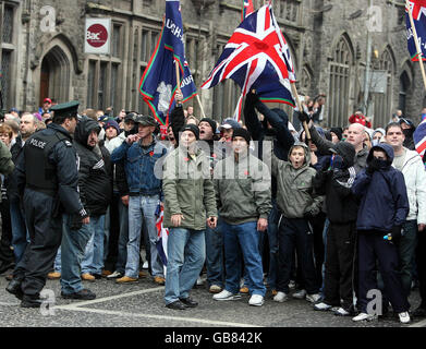 Polizeimarschall protestiert bei einer Heimkehr Parade für bewaffnete Dienste im Stadtzentrum von Belfast. Stockfoto