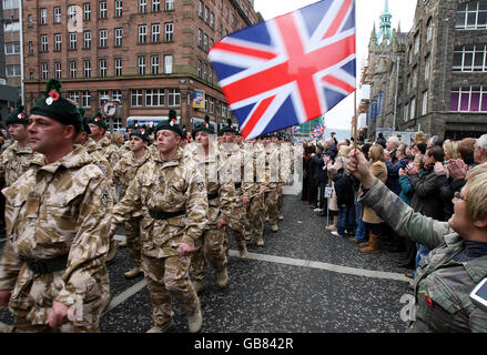 Soldaten nehmen an einer Heimparade für bewaffnete Dienste im Stadtzentrum von Belfast Teil. Stockfoto