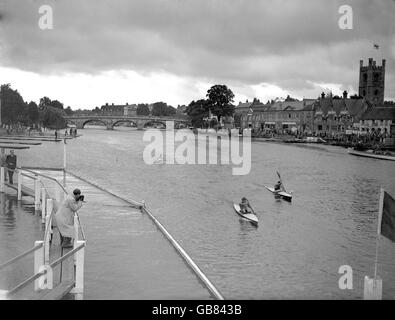 Der Schwede Gert Fredriksson (c) führt vor dem belgischen G van de Moere (r) und dem Holländer J Bobeldijk (l) in den 100 m langen Kayak-Singles der Männer in Henley Stockfoto