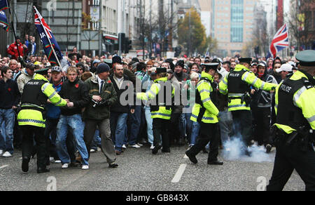 Polizeimarschall protestiert bei einer Heimkehr Parade für bewaffnete Dienste im Stadtzentrum von Belfast. Stockfoto