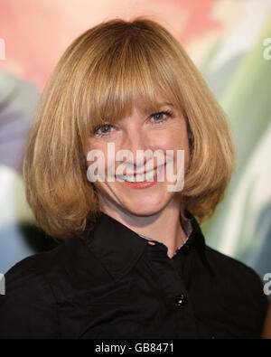 Jane Horrocks, die die Stimme der Figur Fairy Mary im Film liefert, bei der UK-Premiere des Disney-Animationsfilms "Tinker Bell", im Dartmouth House im Zentrum von London, Sonntag, 2. November 2008. Stockfoto