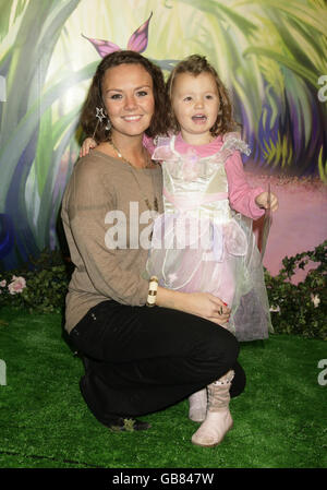 Charlie Brooks und ihre Tochter Kiki, 3 Jahre alt, bei der britischen Premiere des Disney-Animationsfilms „Tinker Bell“ im Dartmouth House im Zentrum von London, Sonntag, 2. November 2008. Stockfoto