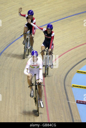 Die Briten Elizabeth Armitstead, Katie Colclough und Joanna Rowsell feiern ihren Sieg im Damen-Team-Verfolgungsfinale Stockfoto